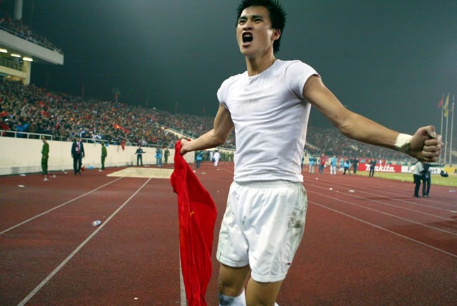 Tưởng như trận đấu sẽ phải bước vào hai hiệp phụ thì đúng vào những phút bù giờ cuối cùng, Công Vinh đã tỏa sáng giúp Việt Nam lên ngôi vô địch AFF Suzuki Cup 2008.